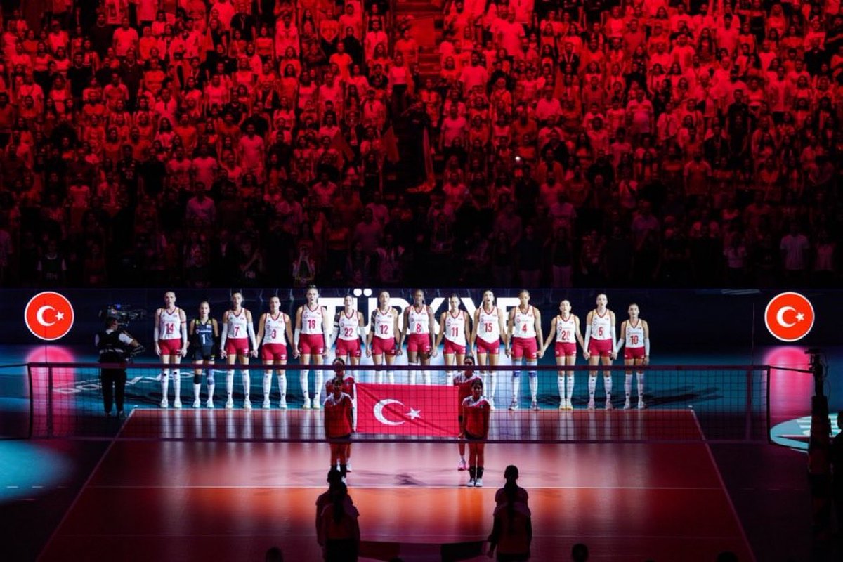 emrullaherdinc's tweet photo. 🔴 Filenin Sultanları Avrupa Şampiyonu! 🇹🇷🏆

A Milli Kadın Voleybol Takımımız, Avrupa Voleybol Şampiyonası finalinde İtalya’yı nefes kesen mücadelede 3-2 mağlup ederek altın madalyanın sahibi oldu.

Filenin Sultanları bir kez daha Avrupa’nın zirvesinde! 🏐🇹🇷

Tebrikler Filenin Sultanları! 👏