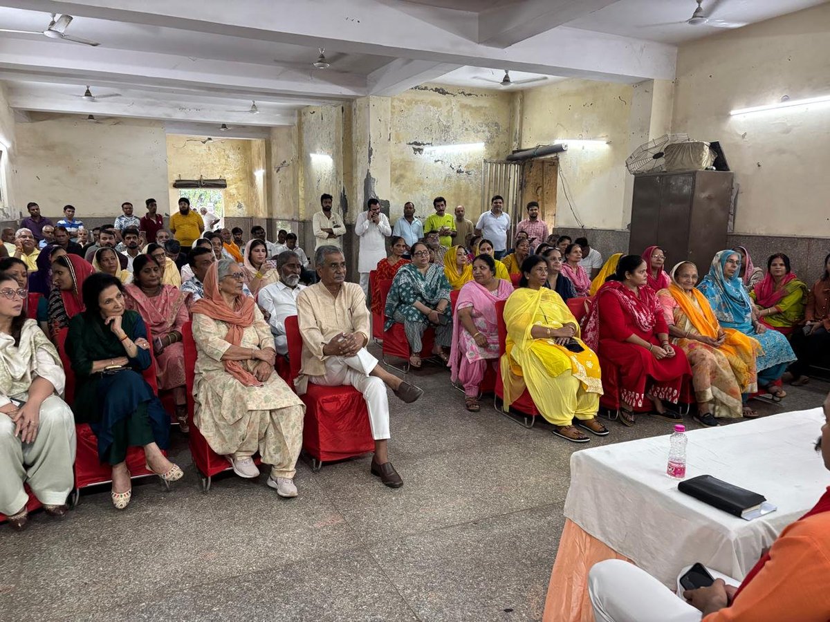 bjp_ashu's tweet photo. संत शिरोमणि गुरु रविदास जी की 650वीं जयंती के पावन अवसर पर चिराग दिल्ली गाँव में आयोजित कार्यक्रम में सम्मिलित होकर उन्हें श्रद्धापूर्वक नमन किया।
गुरु रविदास जी का जीवन हमें समानता, भाईचारे और सामाजिक सद्भाव का संदेश देता है।
जय गुरु रविदास जी 🙏 https://t.co/STLug7LVs6