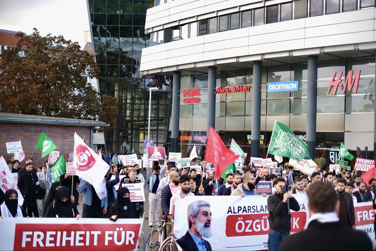 furkanmovementb's tweet photo. Für Gerechtigkeit auf den Straßen!

Als Mitglieder der Furkan-Bewegung haben wir im Berliner Stadtteil Wedding einen großen Protestmarsch sowie eine Presseerklärung für Imam Alparslan Kuytul, seine Ehefrau Semra Kuytul und zahlreiche weitere Mitglieder der Furkan-Bewegung durchgeführt, welche sich immer noch zu Unrecht in Untersuchungshaft befinden! 

#Berlin 

Özgürlükiçin Meydandayız
FurkanGönüllerine Ozgürlük