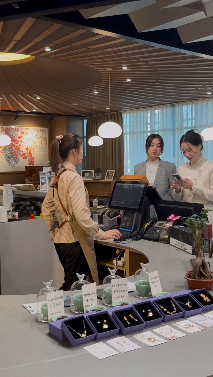 ideanoc17's tweet photo. 🧵 THREAD: INSANE PHOTOS coming out of north korea uploaded by a chinese student living there https://t.co/wv7ziY6LTQ