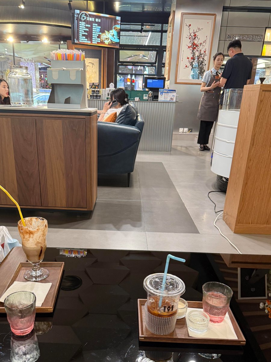 ideanoc17's tweet photo. 🧵 THREAD: INSANE PHOTOS coming out of north korea uploaded by a chinese student living there https://t.co/wv7ziY6LTQ