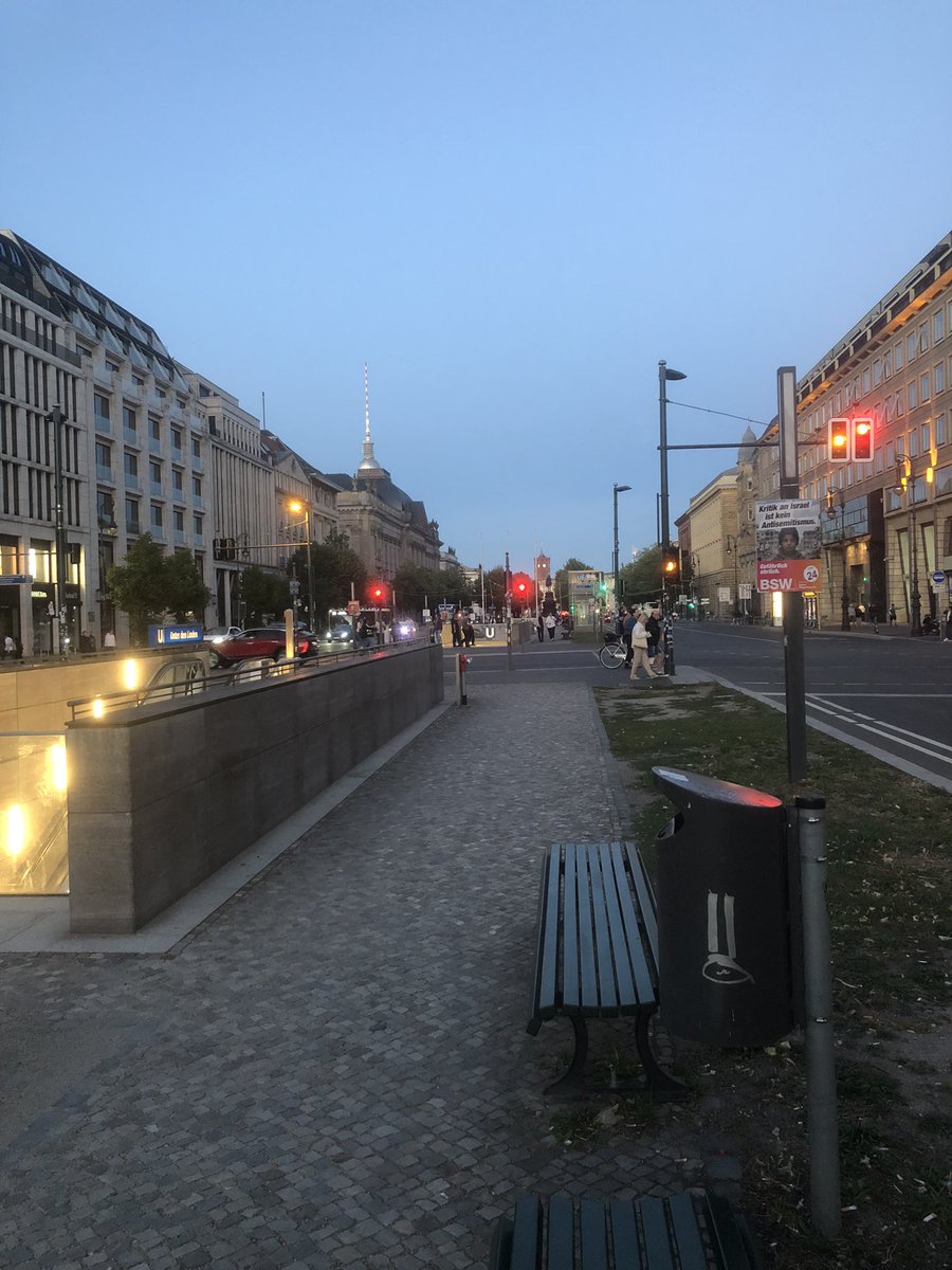AHermenegilde's tweet photo. #Unter den Linden https://t.co/Ra41ePAxFO