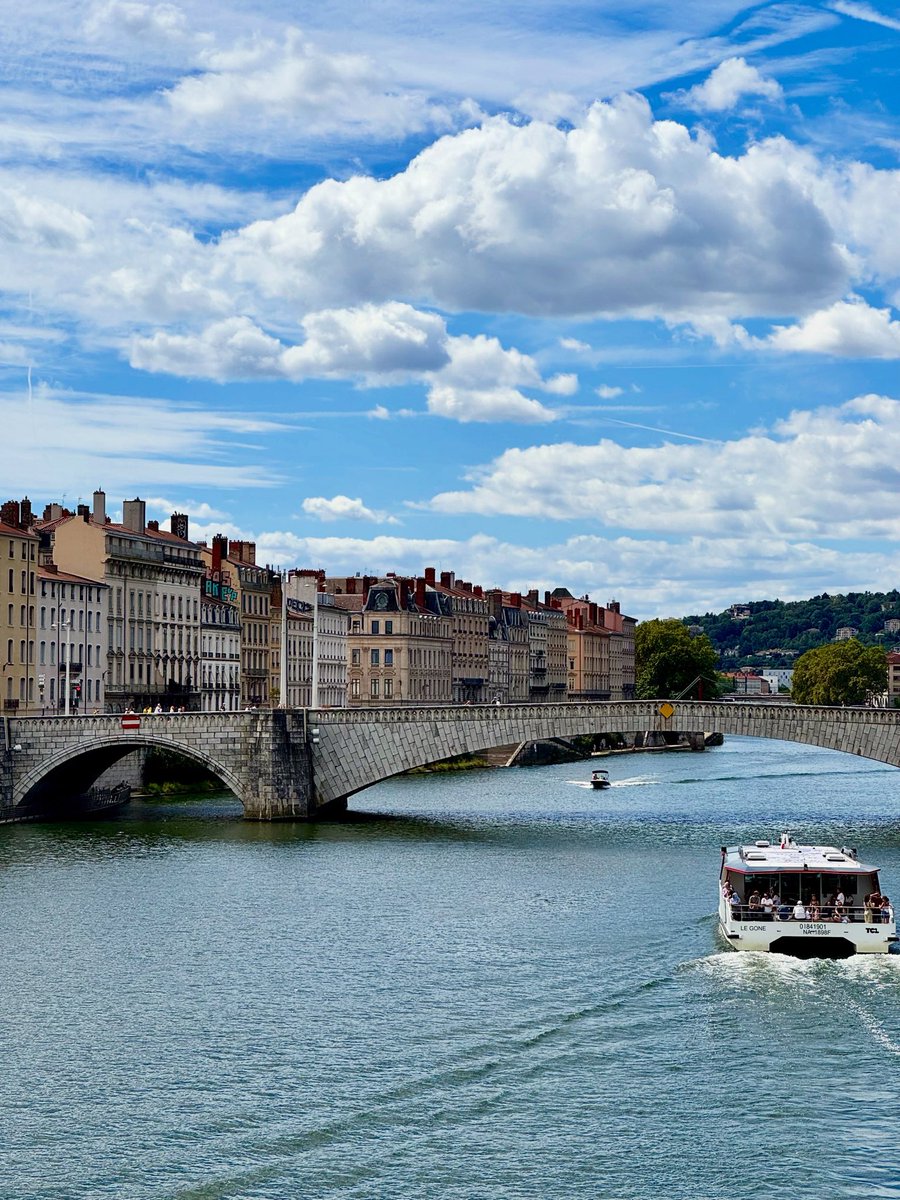Giggs_'s tweet photo. Lyon.

Les + : la ville.

Les - : les racelards. https://t.co/wTlxHNbOzR