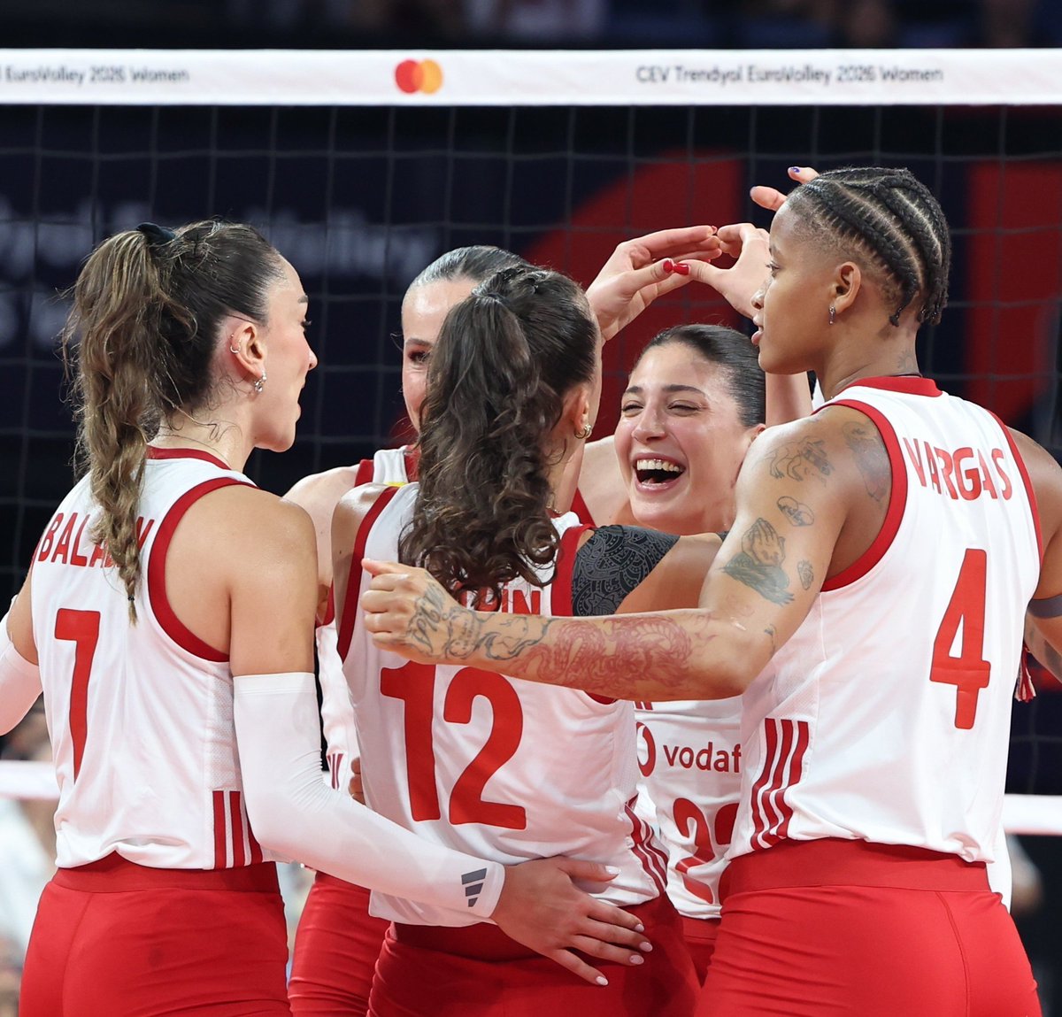 10_LeroySane's tweet photo. 2026 Kadınlar Avrupa Voleybol Şampiyonu olan #FileninSultanları'nı tebrik ederiz helal kızlar 👏🇹🇷 https://t.co/SHrUGkXlpY