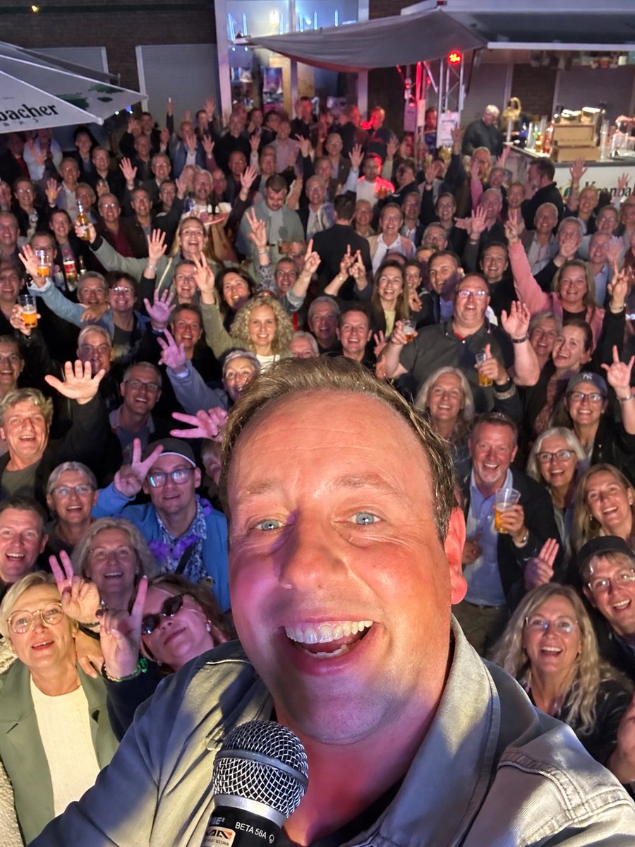 HassingJosef's tweet photo. Hallo liebe Freunde,
ich möchte mich noch einmal ganz herzlich für den gestrigen Auftritt am Kettelerhaus anlässlich der Vredener Kirmes bedanken. Danke für die tolle Stimmung und dafür, dass ihr so großartig mitgemacht habt. Es hat mir riesigen Spaß gemacht, mit euch zu feiern! https://t.co/3KXH5nAPCA
