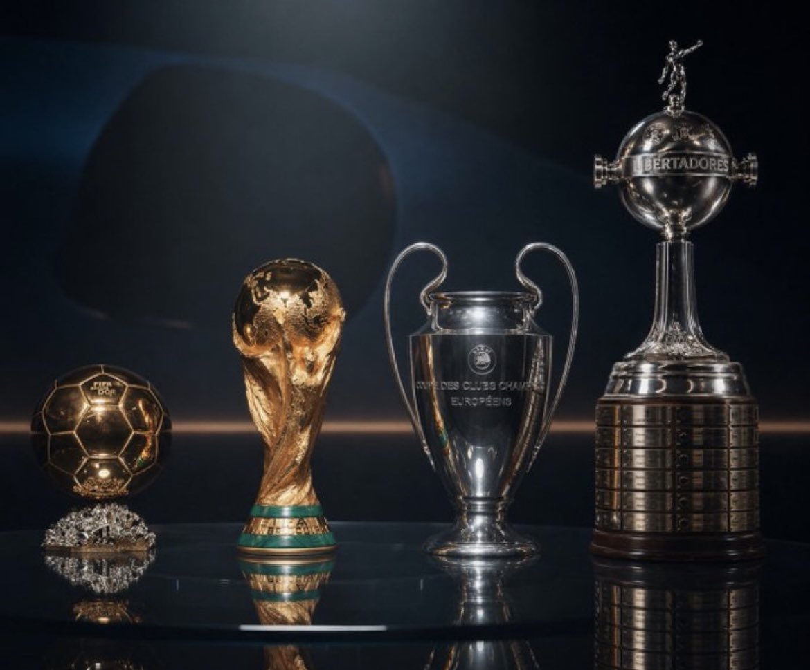 Elitefutbolsp's tweet photo. Para EXPERTOS, Nombra un jugador que haya ganado todos estos trofeos 👇

Nivel: Ultra Difícil https://t.co/hVszpAZeb4