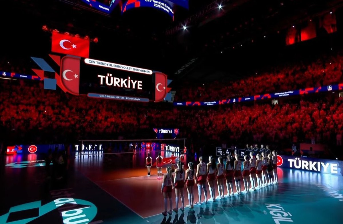 gamzefm3's tweet photo. Bu bayrağı her yerde her zaman göklere çıkardığınız için bizi nerde olursanız olun gururlandırdığınız için teşekkür ederiz. İyi ki varsınız Atatürk’ün güçlü kızları. ❤️🏆 #FileninSultanları https://t.co/5sY9HqLc2w
