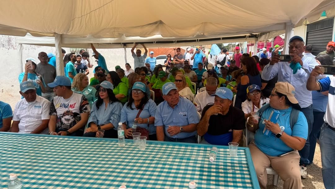 VenteVenezuela's tweet photo. 🏠 #EnFotos | ¡ANZOÁTEGUI SE ORGANIZA! 🇻🇪⚡

Omar González (@omargonzalez6) y el equipo de @VenteAnzoategui inauguraron dos nuevas casas de la Libertad en San Joaquín y Guanipa.

Seguimos abriendo espacios de encuentro y trabajo de base por la libertad de Venezuela. 👇 https://t.co/erGD3VPkAC