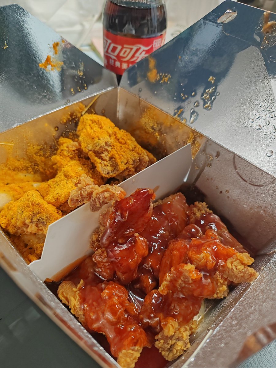 Mirrors1989's tweet photo. Just had the most satisfying late-night snack—crispy fried chicken bites dipped in spicy honey sauce, and my mouth’s still buzzing in the best way!， https://t.co/HYUmatKhst