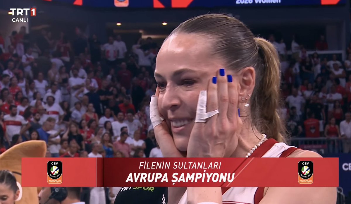 volleyland_'s tweet photo. 🇹🇷Eda Erdem : Türk kadını her zaman hayal etmeye mücadele etmeye ve kazanmaya devam edecek! Bu kupa hepimizin! Avrupa'nın başkenti bugün İstanbul. Bu gurur hepimizin! 

Biz bugün sadece şampiyonluk kazanmadık, biz cumhuriyetin bize açtığı yolda Türk kadınlarının neler başarabileceğini bir kez daha gösterdik. 

Bizden önce yolu açanlar, bize inananlar ve bizden sonra gelecek olan tüm kız çocuklarına bu kupa armağan olsun. 

Türk kadını her zaman hayal etmeye mücadele etmeye ve kazanmaya devam edecek! Bu kupa hepimizin!

TRT 1 - Set Sayısı
