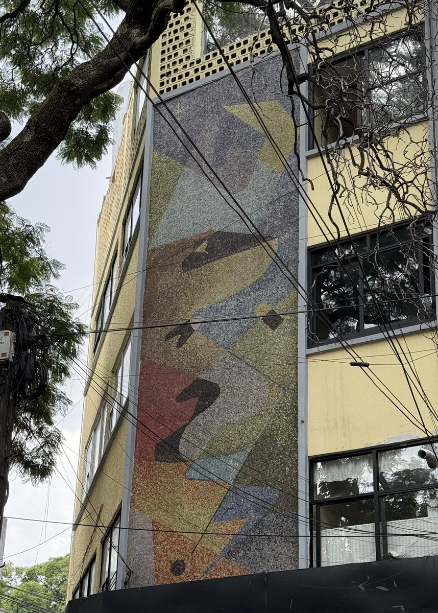 wonder_m_r's tweet photo. 📍Mural en edificio en la colonia Del Valle. 

Como me gusta encontrar este tipo de murales de mosaico vidriado https://t.co/GilgqTISwd