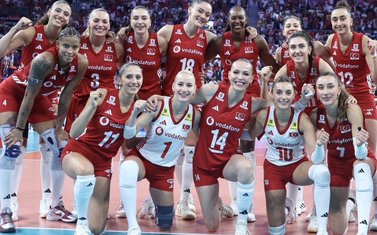 ali_hakan_kara's tweet photo. Bu sene ekonomi dışında tek bir paylaşım yapma hakkım varsa yine buna kullanmak istiyorum.
Bu ülkeye katkıları ve bize hissettirdikleri, bir spor başarısının çok ötesinde..
Teşekkürler kızlar, iyi ki varsınız 🙏🇹🇷🇹🇷👏 https://t.co/r1VxYK1jgM