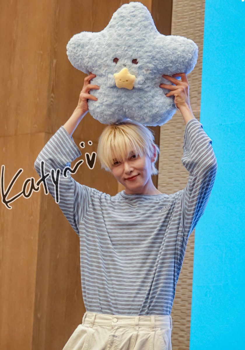 lpykaty's tweet photo. 20260906 Shenzhen fansign

내 맘 알까 매일 쓴 편지에 꽃잎을 달아
먼 훗날 우리의 멜로디 파란 별 되어
우주 너머 춤추길 바래

#려욱 #RYEOWOOK
#リョウク #厉旭 https://t.co/larS01yQ02