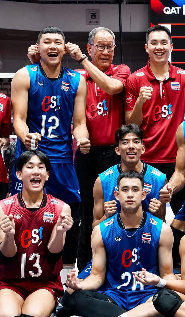 hellohellobus__'s tweet photo. ทีมชายเขาก็น่ารักเหมือนกันเนาะ ระหว่างโค้ทกับนักกีฬา

#วอลเลย์บอลชายชิงแชมป์เอเชีย 
#วอลเลย์บอลหญิง https://t.co/xHLRqndMro