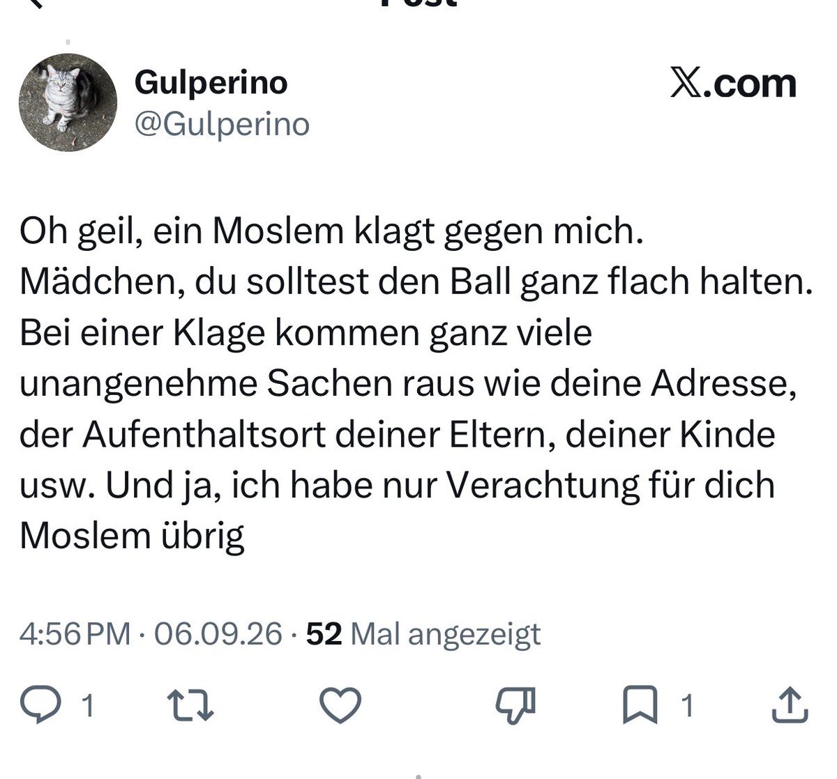 esmahxt's tweet photo. Liebe @PreislerKa , lassen wir für einen Moment alle Schlagworte weg und schauen einfach darauf, was hier passiert.

Ich stelle dir Fragen. Du erklärst sie praktisch zum Fall für die Polizei. Gleichzeitig schreiben deine Fans unter deinen Beiträgen, „deutsche Muslime“ seien ein Widerspruch, unterstellen ihnen pauschal Täuschung und feiern politische Entwicklungen mit einem vielsagenden Lächeln. Von dir dazu: nichts.

Warum eigentlich?

Wenn Menschen, die mir folgen, so über Juden oder irgendeine andere Minderheit sprechen würden, wäre meine Antwort eindeutig: Hört auf damit. Sofort. Denn entweder gilt der Schutz vor Hass und Ausgrenzung für alle – oder er ist kein moralischer Grundsatz, sondern politisches Marketing.

Du hättest auf meine Fragen einfach mit „Kein Kommentar“ antworten können. Stattdessen hast du mich persönlich angegriffen und Screenshots meines Accounts verbreitet. Danach landete dieser Hass bei mir. Das war vielleicht nicht deine erklärte Absicht, aber es war eine ziemlich vorhersehbare Folge.

Und genau hier beginnt mein eigentliches Problem: Warum ist es vollkommen zu Recht selbstverständlich, jüdisches Leben zu schützen, während beim Schutz muslimischen Lebens plötzlich Bedingungen gestellt werden? Warum folgt dann immer ein „Ja, aber“?

Uns wird ständig gesagt, Deutschland habe aus seiner Geschichte gelernt. Gut. Was genau wurde denn gelernt? Nur das Endergebnis auswendig? Oder auch, wie Gesellschaften überhaupt dorthin gelangen?

Politische Verfolgung beginnt nicht mit ihrem schlimmsten Verbrechen. Sie beginnt mit Sprache. Mit pauschalem Misstrauen. Mit dem Aberkennen von Zugehörigkeit. Mit der Behauptung, bestimmte Menschen könnten keine „echten Deutschen“ sein. Mit der Vorstellung, eine ganze Gruppe sei gefährlich, illoyal oder grundsätzlich verdächtig. Irgendwann wird aus dem Gerede gesellschaftliche Normalität, dann Politik und schließlich Gesetz.

Die Entrechtung jüdischer Menschen geschah nicht in einem einzigen Augenblick. Ihr gingen jahrelange Hetze, Ausgrenzung und schrittweise Entrechtung voraus. Genau deshalb soll man Warnzeichen erkennen, bevor die Katastrophe eintritt – nicht erst danach betroffen vor einem Denkmal stehen.

Nein, heutige Islamfeindlichkeit ist nicht mit dem Holocaust gleichzusetzen. Der Holocaust bleibt in seiner systematischen, industriellen Vernichtung einzigartig. Aber was ist der Sinn von Erinnerungskultur, wenn jeder Vergleich von Mechanismen sofort verboten wird? Soll man wirklich warten, bis eine Verfolgung dasselbe Ausmaß erreicht, bevor man sie ernst nehmen darf?

„Die Juden hatten es schlimmer“ ist historisch richtig. Als Antwort auf heutigen Hass ist es trotzdem moralisch bankrott. Denn wie schlimm müssen es Muslime erst haben, bevor auch sie ohne Relativierung geschützt werden? Wie lange sollen sie schweigen? Bis erneut alle erklären, niemand habe ahnen können, wohin die Stimmung führt?

Und wenn Menschen angesichts des Leids in Gaza vor einem möglichen Genozid warnen, ersetzt der reflexhafte Vorwurf „Judenhass“ keine Antwort. Israel ist ein Staat. Jüdische Menschen sind keine Regierung. Wer Kritik an israelischer Politik automatisch mit Hass auf Juden gleichsetzt, macht jüdische Menschen kollektiv für die Entscheidungen eines Staates verantwortlich. Wie soll ausgerechnet das jüdisches Leben schützen?

Die entscheidende Frage ist deshalb ganz einfach: Glaubst du, dass Menschenwürde universell ist? Dann verurteile den Hass gegen Muslime mit derselben Klarheit, die du sonst von allen anderen verlangst.

Falls nicht, hör bitte auf, anderen zu erklären, was sie aus der Geschichte lernen sollen.