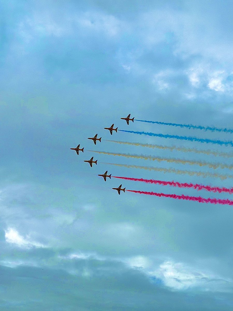 I_a_c_o_b_u_s's tweet photo. Great seeing the Red Arrows at the Chatsworth Country Fair. Great Sunday had by all. @rafredarrows @ChatsworthHouse #RedArrows #Chatsworth #ChatsworthCountryFair https://t.co/kCbsWBp4RJ