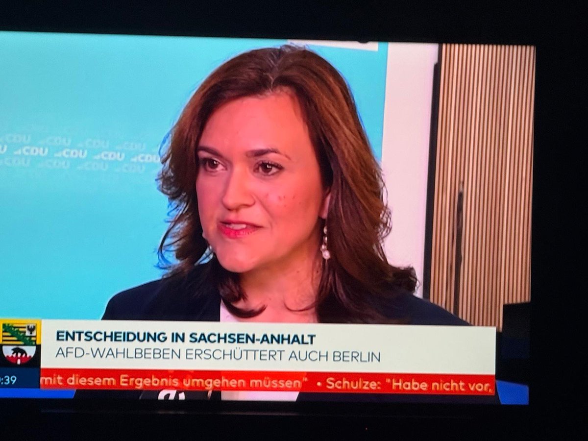 Birgit_Kelle's tweet photo. Man darf gespannt sein, ob die CDU das Ausmaß des heutigen Debakels zumindest hinter verschlossenen Türen begreift oder ob man das Publikum weiterhin mit Sprechblasen behelligen will, wonach man den Wähler emotional nicht erreicht habe und er einfach den tollen Reformkurs der CDU bloß noch nicht richtig verstanden hat, wie die neue Generalsekretärin Hoppermann durch Erklärungsversuche stolpert. Auch Wiebke Winter bemüht gerade bei WELT TV die Phrase man habe die Menschen  "emotional nicht erreicht".
Dazu phantasiert man von einer stabilen Regierung, die man doch habe und die Reformen die Friedrich Merz jetzt vornehmen werde. Surreal. Einfach surreal.
Immerhin will man sich jetzt "anschauen" warum die Leute in Sachsen-Anhalt so gewählt haben. 
Winter antwortet auf keine einzige konkrete Frage der Moderatoren und spult auswenig gelernte Phrasen in die Kamera.
Realitätsverlust in fortgesetzem Stadium. #SachsenAnhalt