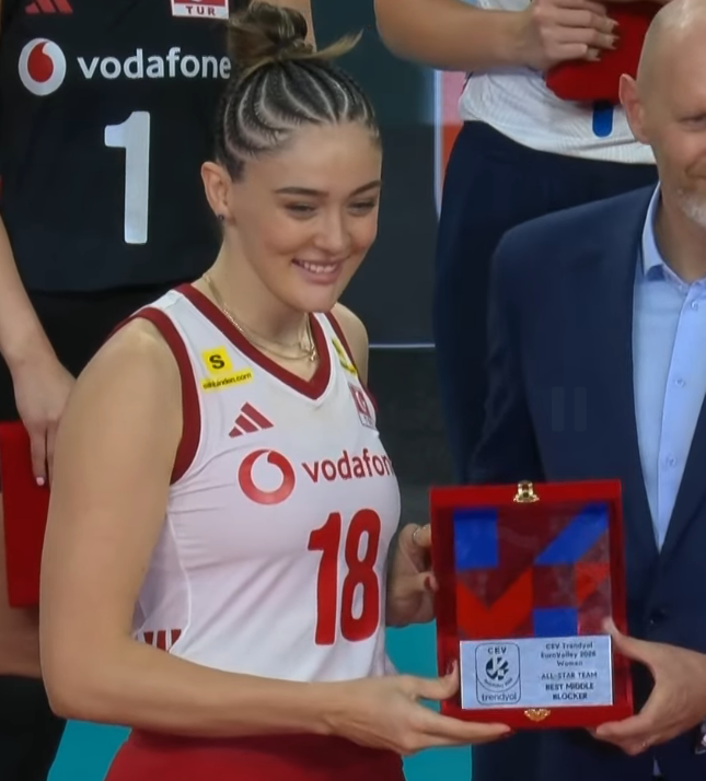 Temmzvolley's tweet photo. 👑EuroVolley 2026  #BestMB  🇹🇷Zehra Güneş

#FileninSultanları https://t.co/mIVRmyfPNQ