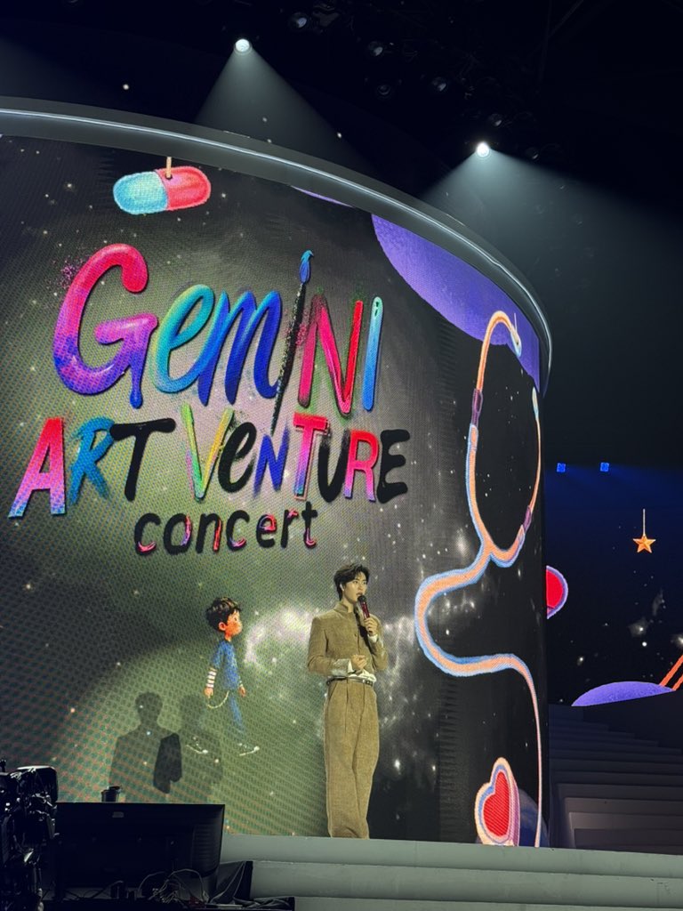 Jai_bx's tweet photo. GEMINI ART VENTURE FINALE 🪽

#GeminiConcertD3 — @gemini_ti 

ได้มีโอกาสให้ภาพเจมไป เราตั้งชื่อภาพว่า “วันที่ความฝันเดินทางมาถึง” และเมื่อได้ดูคอนเสิร์ตของเจมครบทั้งสามวันแล้ว ก็ไม่มีอะไรจะพูดนอกจากคำว่า ความฝันของเจมเดินทางมาถึงจริงๆ 

เรายินดี และภูมิใจมากๆ ทุกความรัก และทุกโอกาสที่เจมได้รับมา สมควร และควรค่า แก่ความพยายามที่ฝึกฝน และไขว่คว้า 

ดีใจที่ได้มาเป็นแฟนคลับ เป็นคนของเจมคั้บ ขอให้เป็นดวงดาวที่คงประกายแสงตนเอง และโอบกอดตัวเองไว้ได้อย่างดี รู้ว่าเจมดูแลตัวเองได้ดีมากๆ แต่เพราะว่ารัก ก็เลยได้แค่ภาวนาให้แกมีวันที่ดีในทุกวัน และประกายแสงในตนเองได้เสมอนะ ยินดีกับความฝันด้วย — ⭐️

ปล.ในรูปคือ เจมในวัยนี้ จูงมือกับเจมในวัยเด็ก มามองภาพฝันด้วยกัน เหมือนเพลงพื้นที่เล็กๆ อย่าลืมพาเจ้าเด็กตัวน้อยไปดูรุ้งบ่อยๆล่ะ เขาคงภูมิใจในตัวเจมวันนี้น่าดู