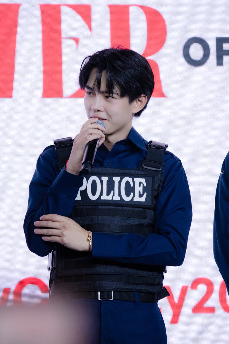 doubleminee's tweet photo. 👮‍♂️

@Shinadis #shinadis 

#SiamParagonxPreawxPIL

 ｡:ﾟ #dbmsnapp☺︎︎☻︎ https://t.co/M5biEYf2U2