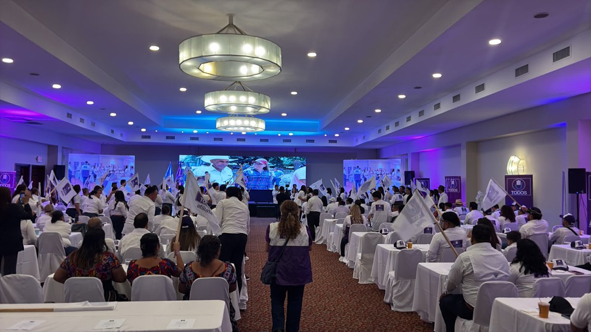 TN23NOTICIAS's tweet photo. El partido político TODOS elige nuevo Comité Ejecutivo Departamental del departamento de Guatemala 

Durante la Asamblea Departamental del partido político TODOS se realizó la propuesta, elección y juramentación de los integrantes del nuevo Comité Ejecutivo Departamental de Guatemala, en cumplimiento de la ley vigente y con presencia de un representante del Tribunal Supremo Electoral (TSE). 

La actividad contó con la participación de representantes de los 16 municipios del departamento. La dirigencia quedó encabezada por Ivanna María Luján Padilla, como secretaria general departamental.