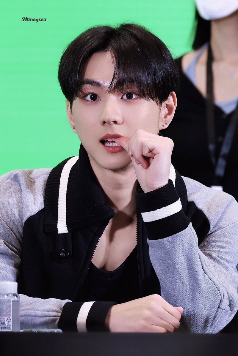 jaywonacervo_'s tweet photo. o peito explodindo de leite pra amamentar mais um filho dele com jay https://t.co/R3AR3c1uyV