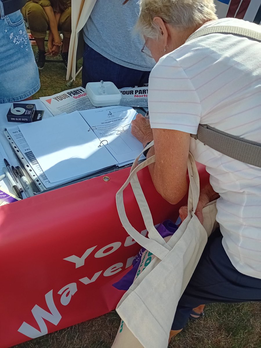 YourPartyWS's tweet photo. 1/5
❤️✊ What a brilliant day at Burston! ✊❤️

We had an amazing time at the annual Burston Socialist Rally- a wonderful day of solidarity, community, friendship and socialist politics. https://t.co/yFCgvjH297
