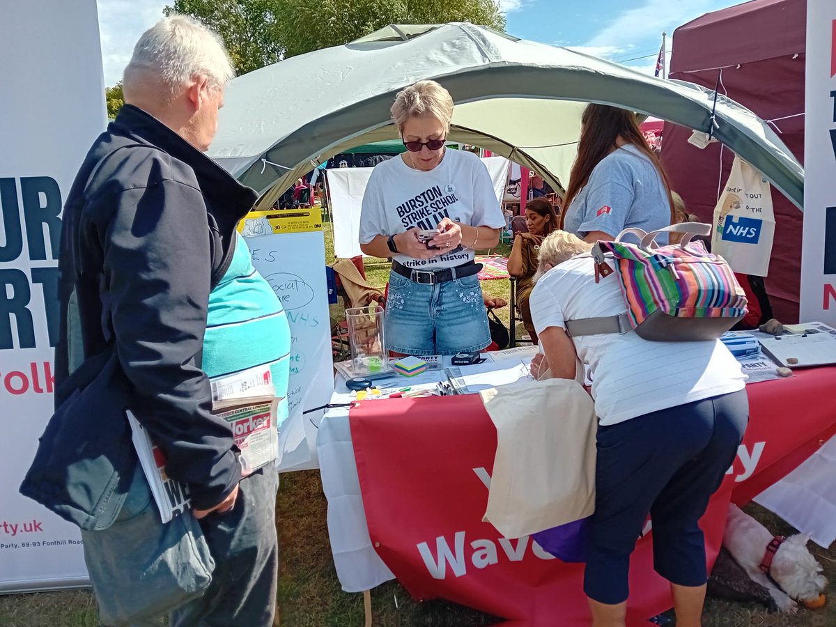 YourPartyWS's tweet photo. 1/5
❤️✊ What a brilliant day at Burston! ✊❤️

We had an amazing time at the annual Burston Socialist Rally- a wonderful day of solidarity, community, friendship and socialist politics. https://t.co/yFCgvjH297
