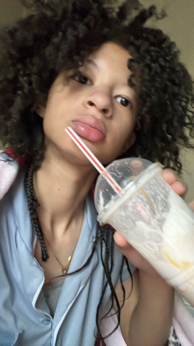 darkgyt62's tweet photo. Drank in ma cup https://t.co/eYiuaU9gl4
