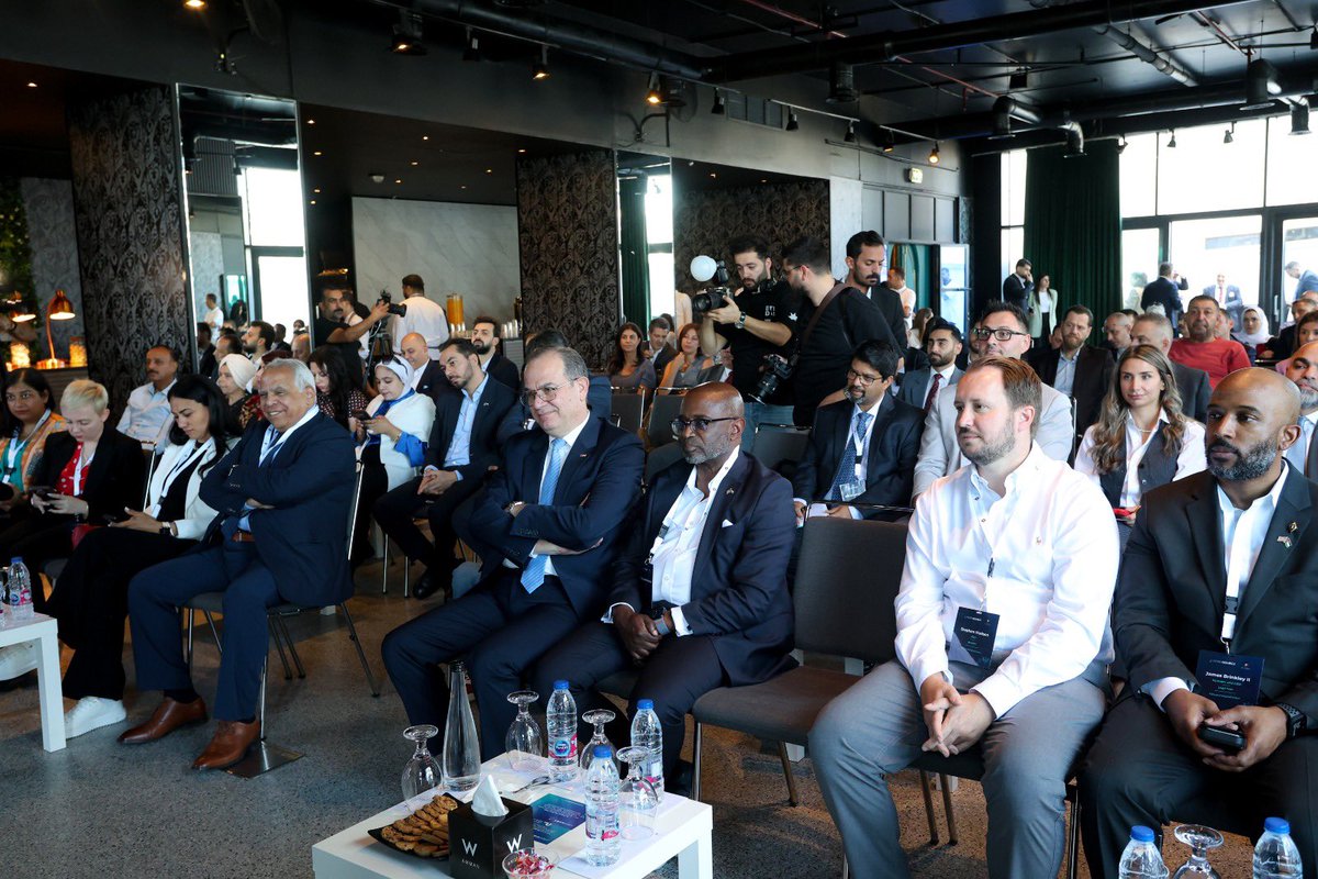 SamiSmeirat's tweet photo. انطلقت اليوم في عمّان فعاليات «اكتشف الأردن الرقمي 2026»، بمشاركة نخبة من الرؤساء التنفيذيين والمستثمرين وقادة الأعمال والخبراء الدوليين في مجالات التكنولوجيا والاستثمار.

صممنا هذه الفعالية لتكون فرصة للمشاركين للاطلاع على قطاع التكنولوجيا الأردني بأنفسهم، لا للاستماع عنه من على المنصة؛ ليدخلوا الشركات الأردنية، ويجلسوا مع المهندسين ورواد الأعمال الأردنيين، ويروا بأنفسهم كيف يبدو العمل انطلاقاً من الأردن.

إن إطلاق هذه الفعالية يشكل بداية لفتح آفاق التعاون وجذب الشراكات واستثمارات جديدة للأردن، وقطاع التكنولوجيا والاقتصاد الرقمي يحظى بدعم واهتمام ملكي، وبمتابعة مستمرة من سمو الأمير الحسين بن عبدالله الثاني، ولي العهد.

الأردن يمتلك الكفاءات والبيئة والفرص لتعزيز مكانته مركزاً إقليمياً للأعمال الرقمية والتكنولوجيا، ونتطلع من خلال هذه الفعالية إلى بناء شراكات جديدة وفتح آفاق أوسع للاستثمار والتوسع من الأردن.

#اكتشف_الأردن_الرقمي #JordanSource