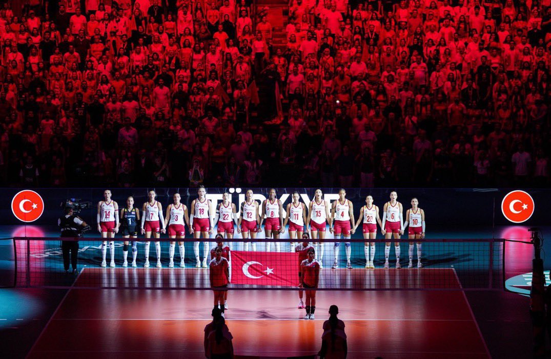 mehmetyilmazmy_'s tweet photo. CEV Trendyol 2026 Kadınlar Avrupa Voleybol Şampiyonası finalinde İtalya’yı nefes kesen bir mücadelenin ardından mağlup ederek Avrupa Şampiyonu olan A Milli Kadın Voleybol Takımımızı yürekten kutluyorum.

Bizlere bu tarifsiz gururu ve mutluluğu yaşatan, ay-yıldızlı bayrağımızı zirvede dalgalandıran takımımızı tebrik ediyorum.

Tebrikler kızlar👏🏻❤️