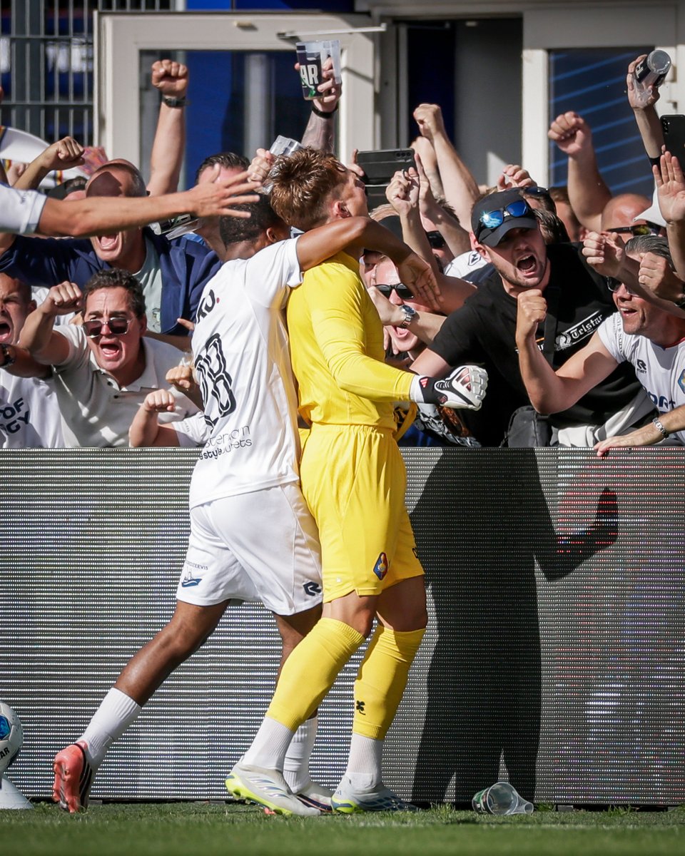 brfootball's tweet photo. Ronald Koeman Jr. scored both goals from the penalty spot to earn 10-man Telstar a 2-2 draw in the Eredivisie. 

Oh btw he's a goalkeeper 🫨 https://t.co/H0Bj7xuuzL