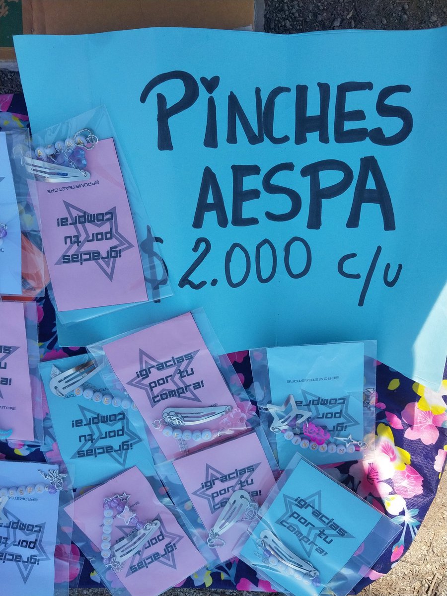 xwondervan's tweet photo. Gente en situación de #Aespa en Chile 

Ya estamos aquí vendiendo pinches. Vengan vengan 🇨🇱🥰💥

#aespainchile #SYNKCOMPLaeXITYinSANTIAGO https://t.co/K0kakw6vsb