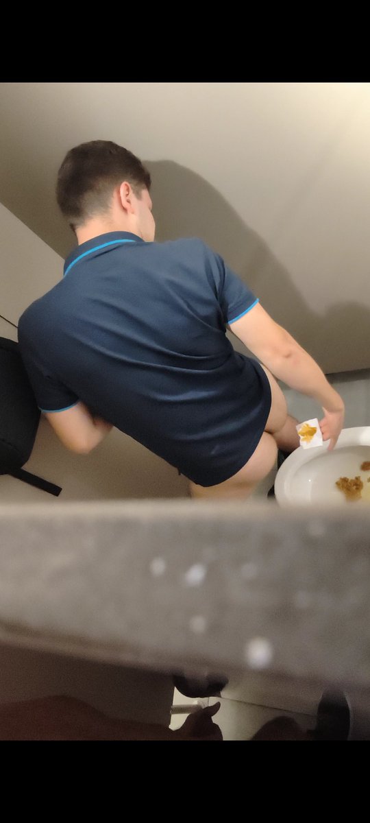 SOLOSPYCAM's tweet photo. HETEROS ESPIADOS, NADA MÁS RICO QUE ESPIAR A HETEROS CAGANDO CON EL CULO PELUDO https://t.co/iKGdVhOhcu