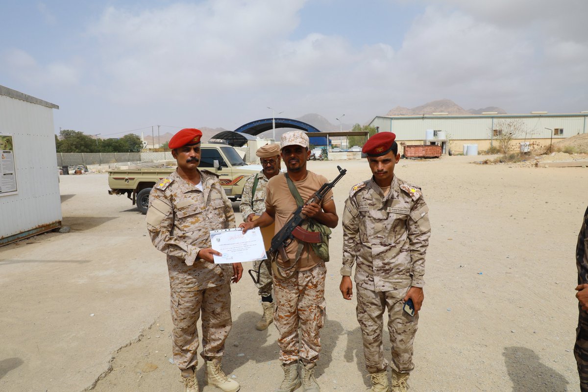 2ndmrmedia's tweet photo. كرّم رئيس أركان لواء النخبة الحضرمي، المقدم حسين علي سعيدان، عددًا من المبرزين تقديرًا ليقظتهم وانضباطهم ونجاحاتهم في ضبط الممنوعات والأسلحة والذخائر المهربة، وذلك خلال تفقده نقاط الستين والقبلية وجول مسحة للوقوف على جاهزيتها.

#حضرموت #المكلا https://t.co/OPInt39nga