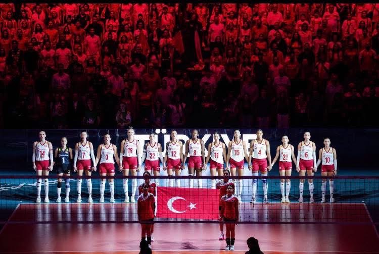 ZyNbtr's tweet photo. Muhteşem bir mücadele, muhteşem bir zafer! 🇹🇷

Bu büyük gururu yaşatan A Milli Kadın Voleybol Takımımızı yürekten kutluyorum.
Helal olsun Sultanlar! 👏🏻 ❤️🇹🇷 

#FileninSultanları https://t.co/vJQZRzFD1T