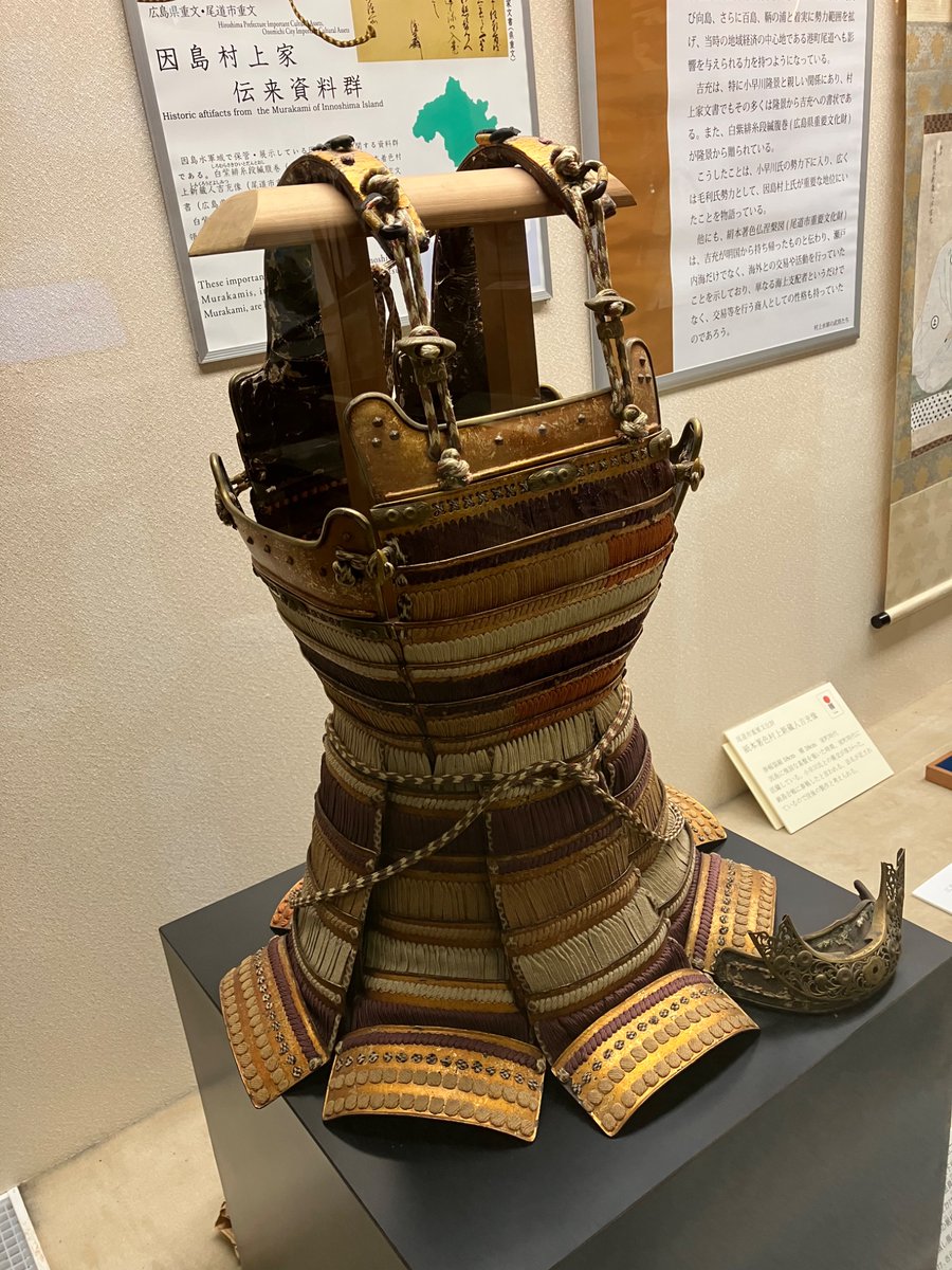 kaiju_tebasaki's tweet photo. 室町時代末期に村上吉充公の嫡男、吉祐公が元服した際に小早川隆景公から拝領したのがこちらの腰が引き締まった最上胴腹巻。
なので戦国期の甲冑の大半はまさしくこれに類似した形状だったのだろうなと。 https://t.co/RHVJLzMaum