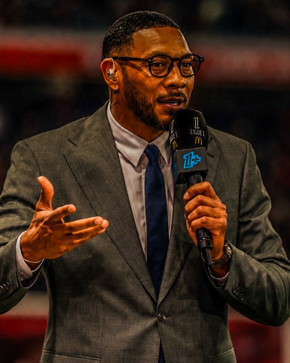 eurofootcom's tweet photo. 🇫🇷🗣️ Ligue 1 pundit Guillaume Hoarau on how he improved his speech on TV: "I bought books by Plato, Socrates, Aristotle, Montaigne, Spinoza, Balzac, Rousseau! For example, I read Victor Hugo to work on diction and eloquence." 📚 

"I read out loud for five to ten minutes; that’s enough for me. But when I’m on the train a lot, I can’t read aloud, so I switch to audiobooks."

"I start the reading, close my eyes, and as soon as there’s a sentence that inspires me, I copy, paste it and repeat it during the day. My goal is to slip it into a sentence, a conversation. I do the same with philosophical quotes."

"If I showed you the notes on my iPhone, you’d lose your mind. On set, I use that! In a debrief, we were talking about Marseille, PSG, and I drop: “Yes, but to know men, you have to see them in action.', a quote from Jean-Jacques Rousseau, Emile. I was proud! I said to myself: “There we go, it’s coming naturally to me!"

"That background gave me the confidence to tell myself I know what I’m doing. I’m more detached. I no longer think: “I have to be good.” I don’t pay attention to every little thing I say anymore… And I’m starting to find my place." (@lequipe)
