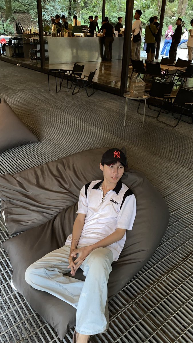 thepartynext4lk's tweet photo. [QUEER FRIENDSHIP APPLICATION]

name: iky or ikiw
age: 19
occupation: law student
zodiac: virgo
height: 170 cm
hobby: i think nongkrong, ngegame, MAKAN NOMOR SATU
fun fact: sensi kalau di bangunin tidur, gakuat jalan lama… https://t.co/Iz59sAzRio