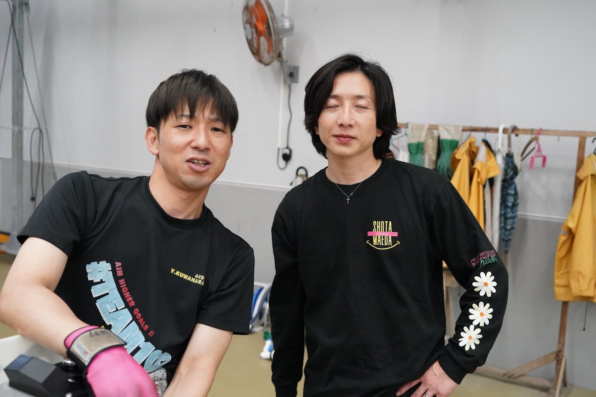 shochi_br's tweet photo. 【 #ボートレース大村 ・ #G1海の王者決定戦・ #開設74周年記念 】９月７日・初日

仲良し102期の #桑原悠 選手と #前田将太 選手。２人が楽しそうに話していたので近づいて撮影をお願いすると快くＯＫ。でもね、でもね…。なぜか、片方が目を閉じているんですけどｗ　まあ、こんなところもかわいいんですけどね。どちらも機歴がいいエンジンを引き当てましたよ（長谷）

▽ボートレース大村公式サイト
https://t.co/45U3kh5MXY

#スポーツ報知
#ボートレース