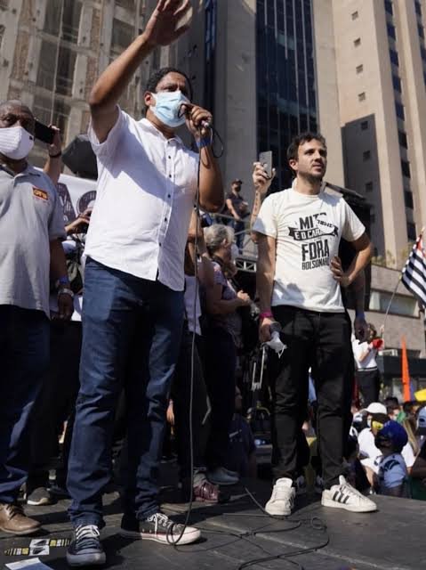 meyrisson17's tweet photo. @IPXavier @WagnerThomazoni @RealPoliticBra ele também n vai pra manifestação dia 7 e nem quer que ngm vá pq ele n se mistura com corrupto, e etc, mas e pra subir nesse palanque, pq ele foi? https://t.co/JHudN9Bv7Q