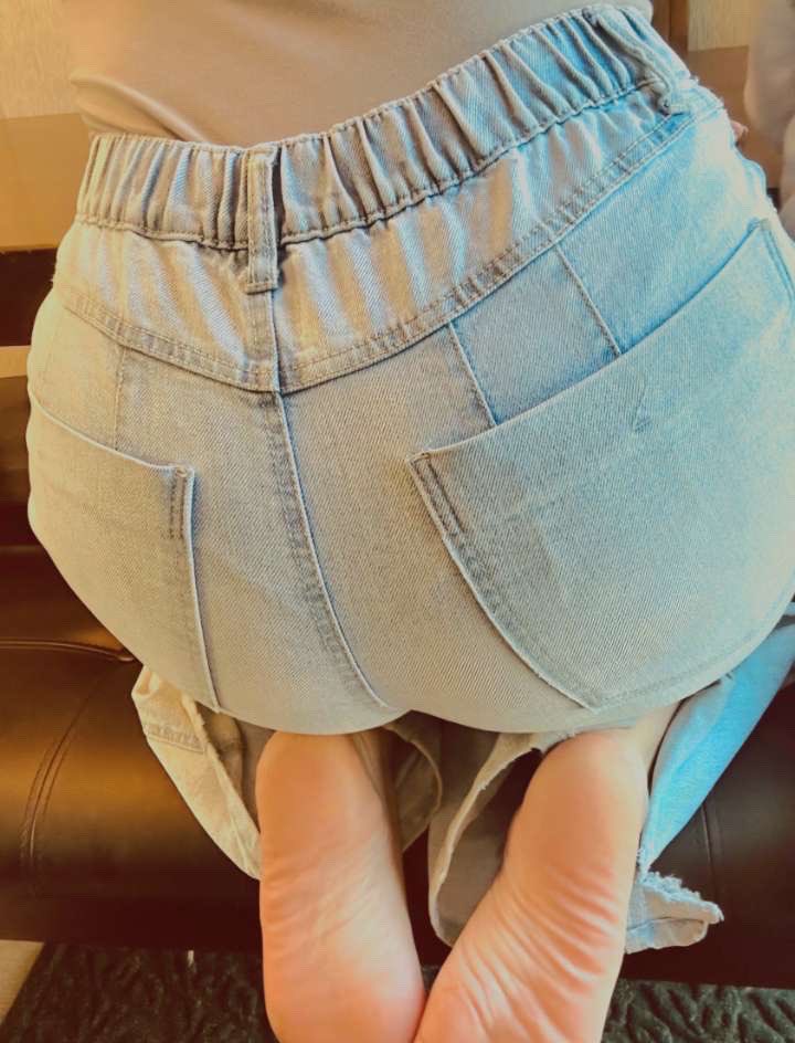 Maggielove33's tweet photo. #jeans #soles #cute #beingsilly #follow #ootd #feet #feetpic #solesonnose #smoothsoles Look I have pockets, do you like them? https://t.co/XpEaX44uAK