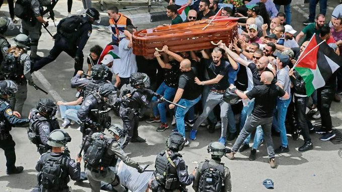 outsidersesp's tweet photo. Hace tres años se vivieron imágenes similares en Gaza y el mundo, con razón, puso el grito en el cielo.  

Pocos sabían que aquí el gobierno del PSOE ya había ordenado a la policía cargar contra un ataúd, 30 años antes, en el entierro de Lasa y Zabala. https://t.co/qZyzAFtmWz