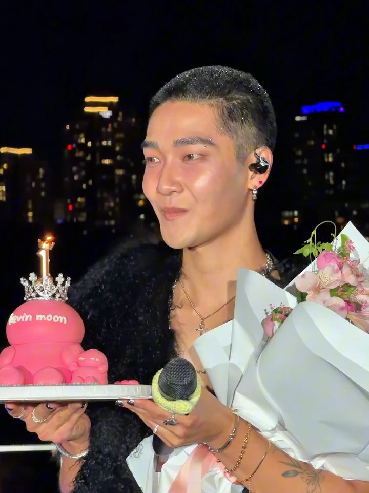 deobimom's tweet photo. you are so loved kevin moon ♡

#KEVIN #케빈 #kevinmoon 

from claudiok_ph https://t.co/GUcLtr3I40