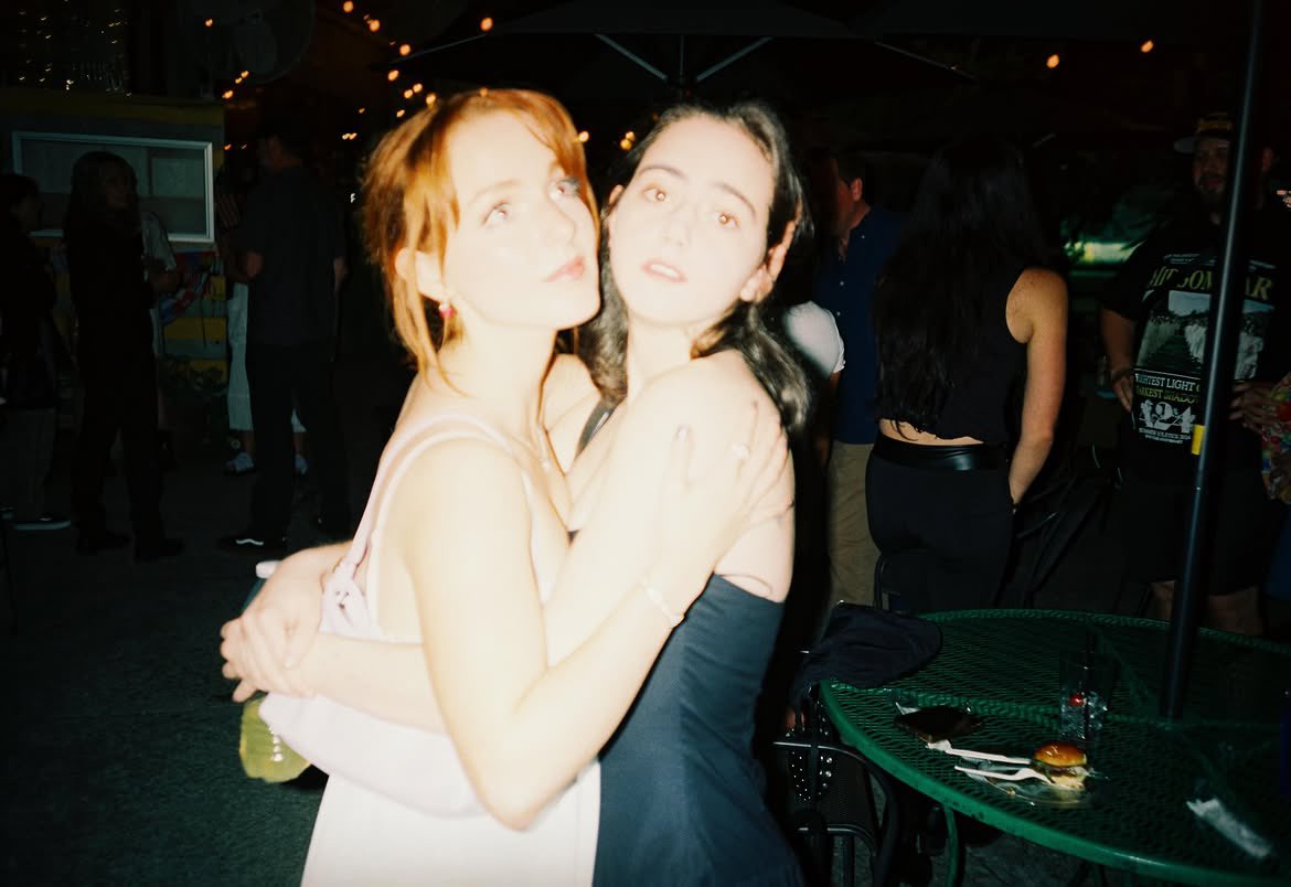 scoobybrasil's tweet photo. 🚨 Novas fotos do elenco de “Scooby-Doo! A Origem” na festa de comemoração do fim das gravações https://t.co/Lf0mkIi1QA