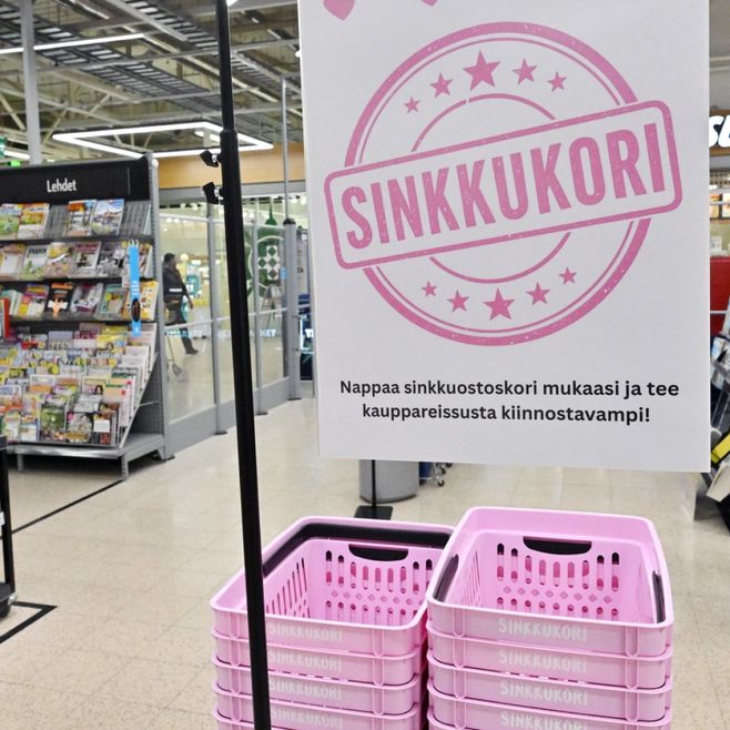 pubity's tweet photo. In Finland, some stores have pink grocery baskets called "Sinkkukori" meant for single people.

Taking one of these baskets tells other shoppers you're single and looking for a date, with some people finding love at the grocery store. https://t.co/AauI8xW6G2