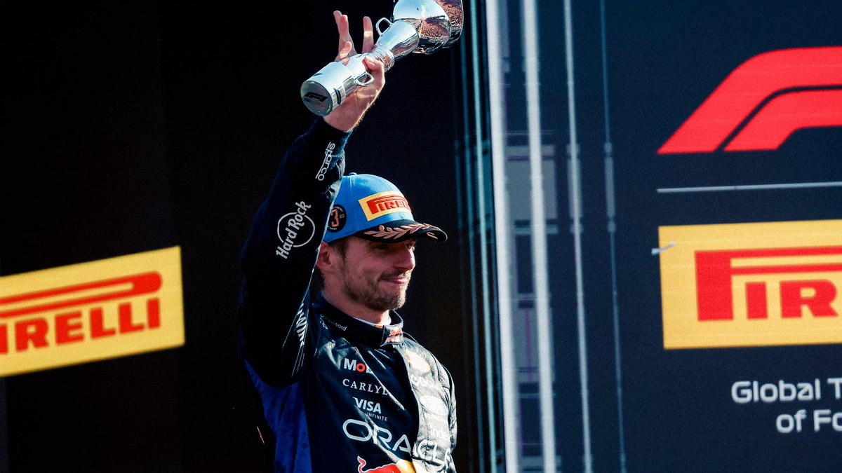 VerstappenCOM's tweet photo. Bella Italia ❤️👋

#ItalianGP https://t.co/FJnM78ZV12