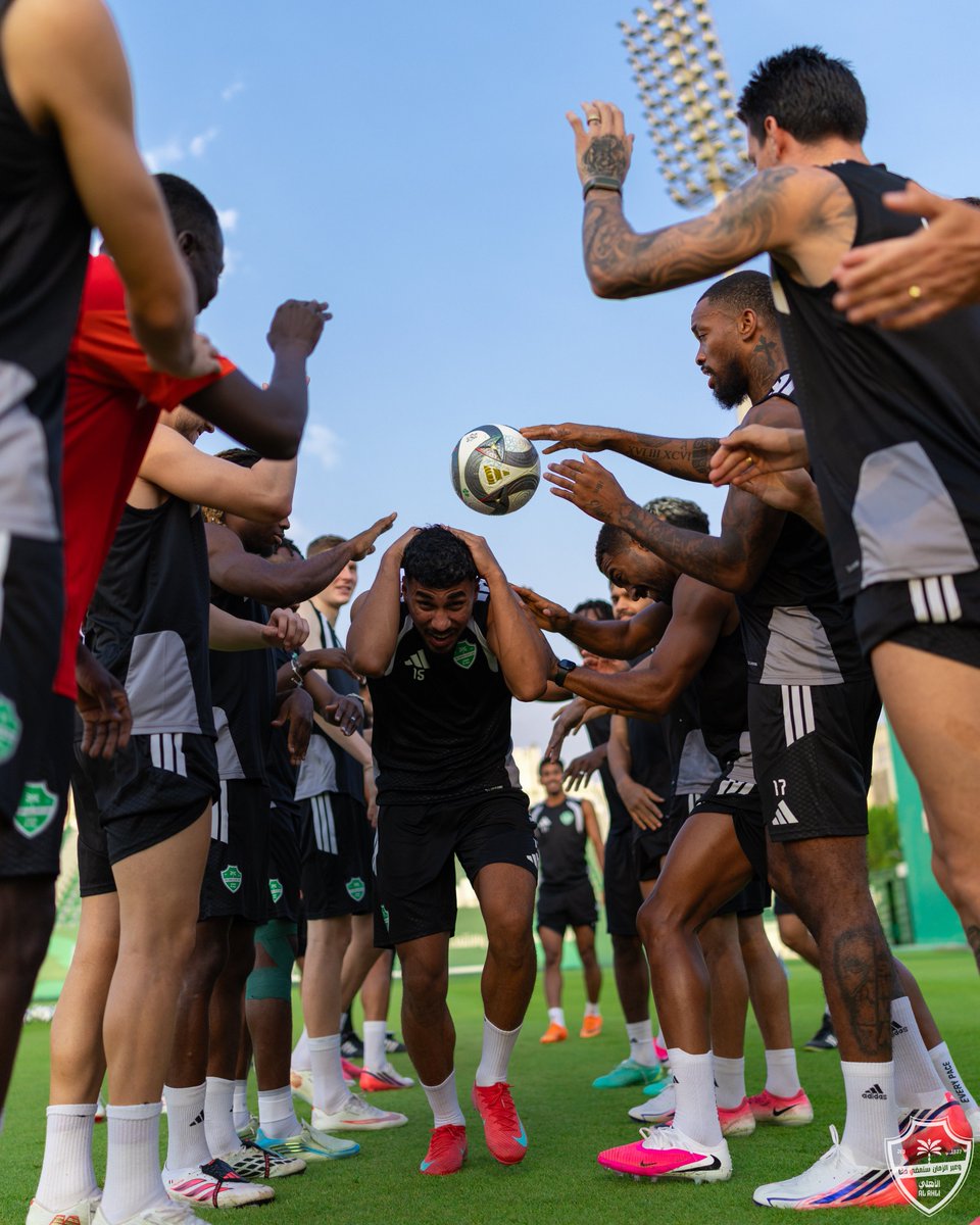 MnbrAlahlisa's tweet photo. 📸 ترحيب اللاعبين بالكابتن سعيد باعطية خلال التدريبات 💚 https://t.co/YgB4FASh1P