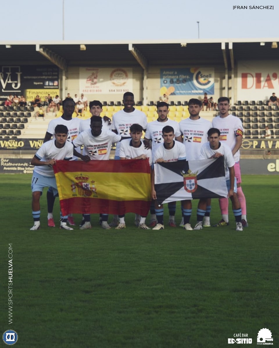 SportsHuelva's tweet photo. 📸 | ◤ 𝐆𝐀𝐋𝐄𝐑𝐈́𝐀◢  

📝 Bonito gesto del @SanRoqueLepe con la ciudad de Ceuta antes del comienzo del partido   

"𝐒𝐚𝐧 𝐑𝐨𝐪𝐮𝐞 𝐝𝐞 𝐋𝐞𝐩𝐞 𝐜𝐨𝐧 𝐂𝐞𝐮𝐭𝐚"  

🤳 | @fransanchezfsfs  (Fran Sánchez)    

#𝑆𝑜𝑚𝑜𝑠𝐷𝑒𝑝𝑜𝑟𝑡𝑒𝑆𝑜𝑚𝑜𝑠𝐻𝑢𝑒𝑙𝑣𝑎 https://t.co/n0CR5hYkpO