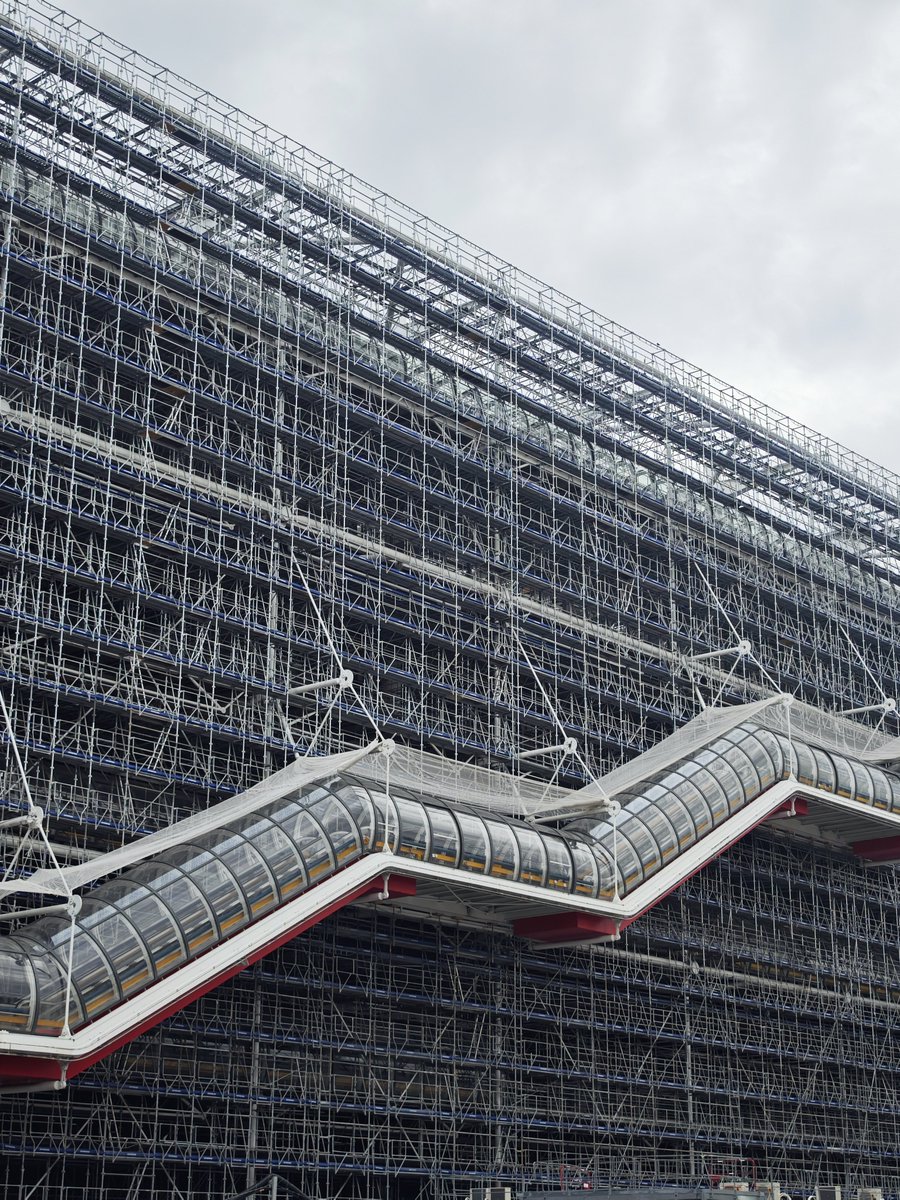 FrdricCostes's tweet photo. L'échafaudage du Centre Pompidou est dément. Une prouesse. https://t.co/eiTIPfkuJ4
